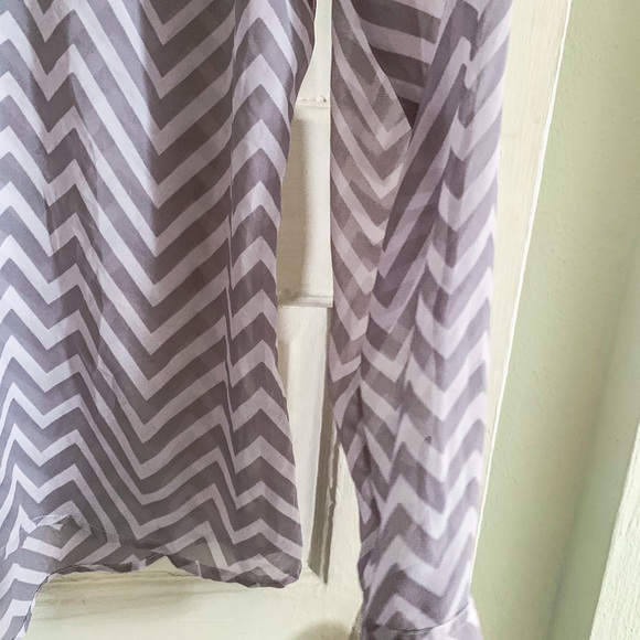Chevron v-neck sheer blouse w/ adjustable sleeves - Picture 2 of 4